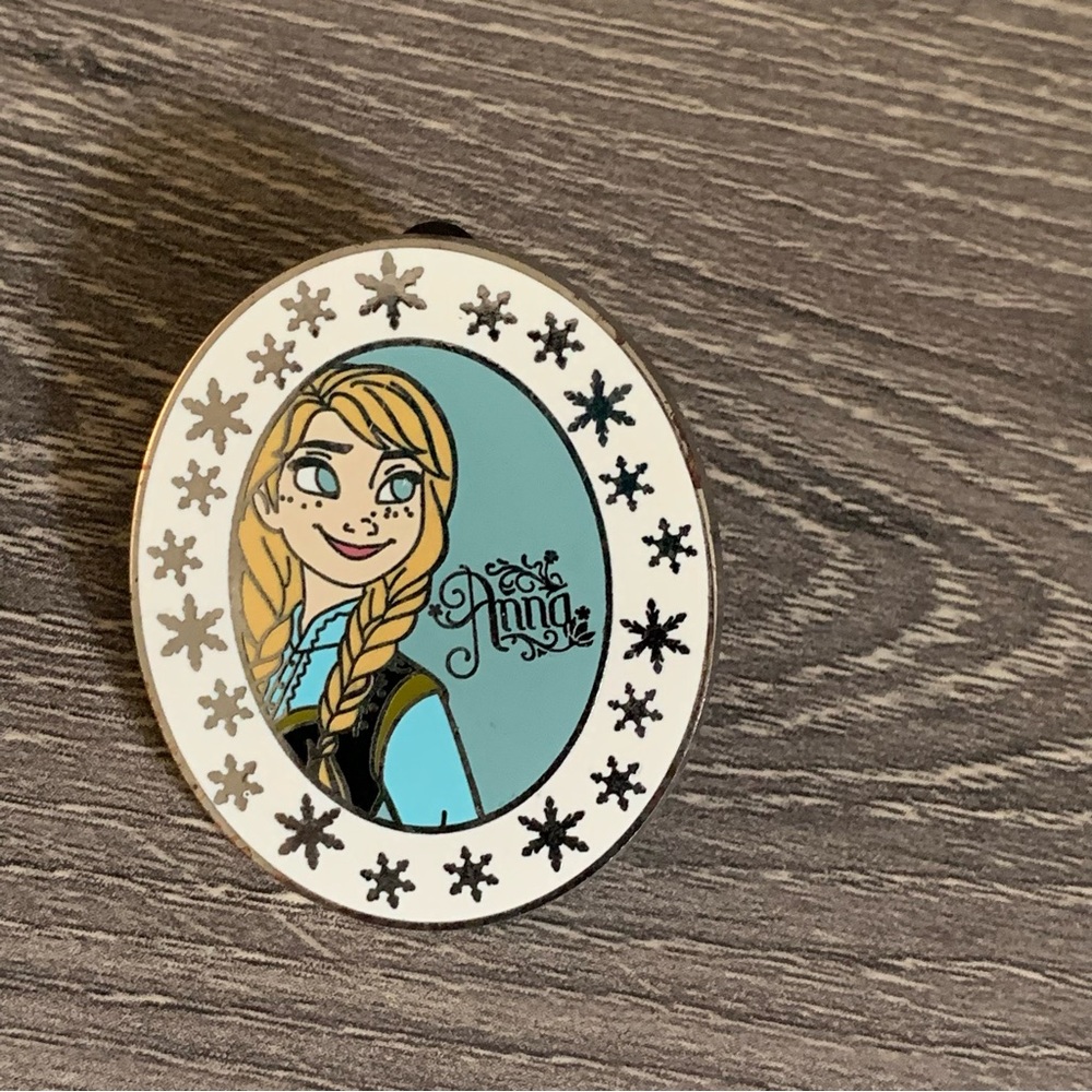 Frozen Oval Frame Anna Pin 2013 Disney Parks Trading Snowflakes